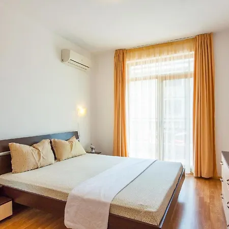 In Pomorie Mit Garten Und Gemeinsamem Pool Apartmán *