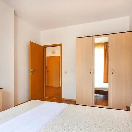 In Pomorie Mit Garten Und Gemeinsamem Pool Apartmán *
