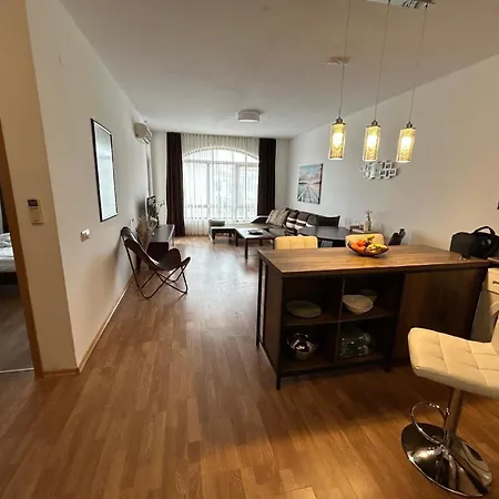 In Pomorie Mit Garten Und Gemeinsamem Pool Apartmán *